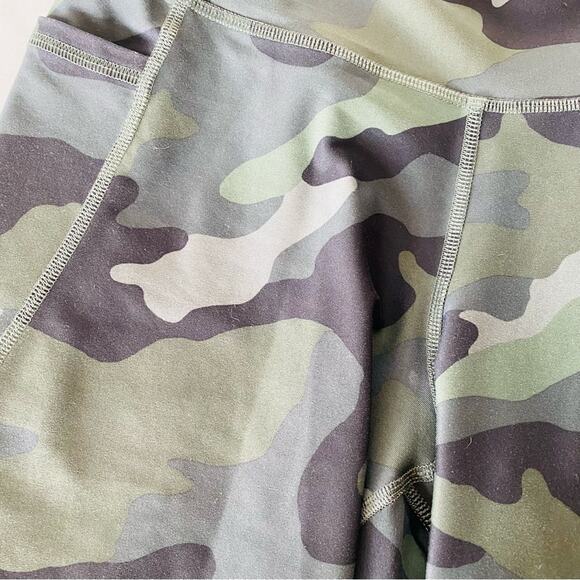 OLD NAVY Olive Green Black Camo Print High Rise Waisted Biker Shorts 8" Inseam M - Picture 7 of 12